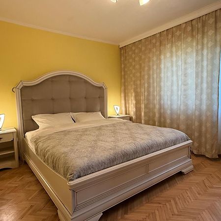 Apartment Palace Of Parliament Bucarest Esterno foto